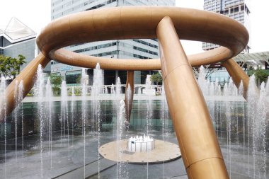 Fıskiyeler heykel özellikli şehir plazası fotoğrafçılığı modern mimari göz seviyesi sanatı hareket halinde