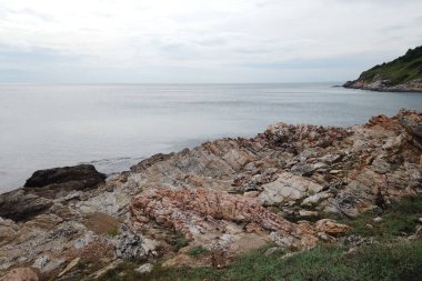 Kıyı erozyonu hareketi kayalık kıyı şeridi deniz manzarası sakin sular doğal çevresel etki