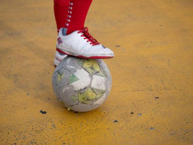 Futbol becerileri kentsel oyun alanı aksiyon fotoğrafçılığını canlı çevre dinamik gençlik sporları kültürünü gözler önüne seriyor