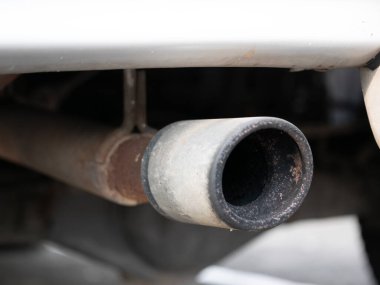 Araç egzoz borusu yakın çekim endüstriyel alan fotoğraf şehir çevresi makro görünüm otomotiv içgörü