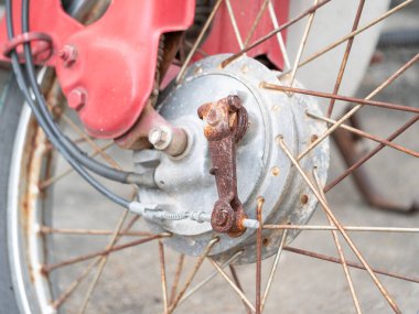 Motosiklet tekerleği merkezi yakın çekim atölyesi endüstriyel fotoğrafçılık mekanik ortam detaylı görünüm mühendisliği kavramı
