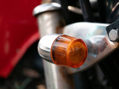 Motosiklet sinyal ışığı garajı, yakın plan görüntü endüstriyel görünüm araç güvenliği kavramını ayarlıyor