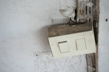 Ev yenileme projesi eskimiş ışık anahtarı konut alanı fotoğrafçılığı kapalı alan yakın çekim ev iyileştirme kavramı