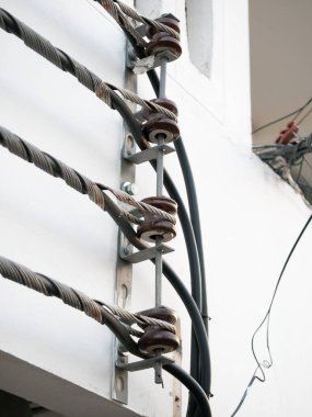 Endüstriyel tel bağlantısı kurulumu kentsel alan teknik fotoğrafçılık güvenlik ve tasarım mühendisliği kavramı