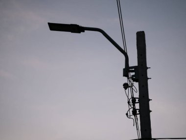 Sokak lambası kurulumu kentsel alan altyapısı akşam düşük açılı akıllı şehir gelişimi