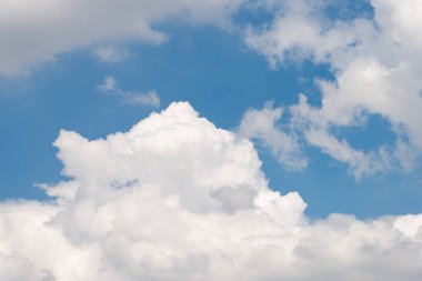 Bulutlu gökyüzü başımızın üstünde, sakin doğa manzarası, sakin çevre, dikkat çekmek için büyüleyici bir güzellik.