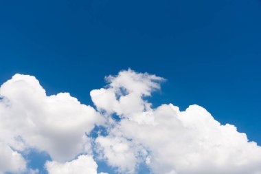 Bulut manzarası macerası doğanın sakin oyun parkında sakin bir gökyüzü manzarası