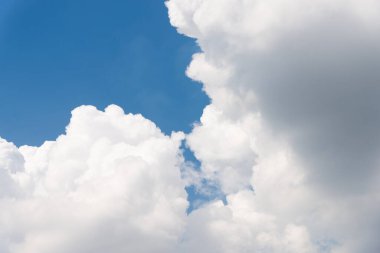 Serene bulutları gökyüzünde toplanıyor doğa fotoğrafçılık açık hava mavi sükunet kavramı
