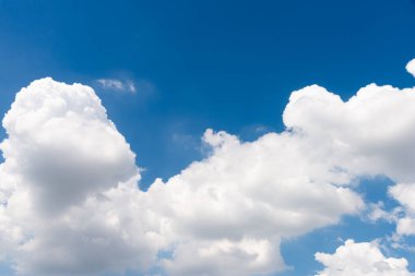 Bulutlu gökyüzü, sakin bir manzaranın üzerinde. Doğa fotoğrafı. Parlak gün, hava manzarası.