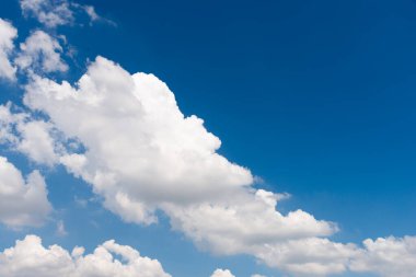 Parlak gökyüzü altında dinamik bulut oluşumları doğa sahnesi atmosfer fotoğrafçılığı gün ışığı hava perspektifi dinginliği