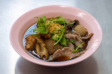 Lezzetli bir kase şehriye çorbası sokak market yiyecek fotoğrafçılığı şehir manzarası yakın çekim mutfak deneyimi.