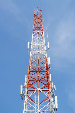 Telekomünikasyon kulesi kurulumu kentsel alan altyapı fotoğrafçılığı yukarı doğru perspektif bağlantı kavramını temizler