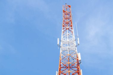 Telekomünikasyon kulesi kurulum kentsel alan altyapı geliştirme berrak gökyüzü perspektifi modern bağlantı çözümleri