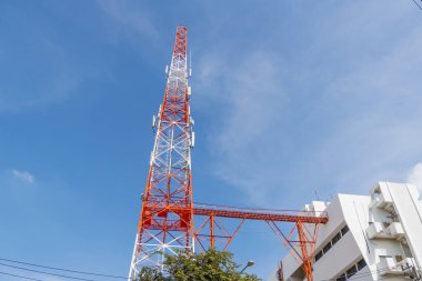 Telekomünikasyon kulesi inşaat alanı altyapı şehir manzarası düşük açı teknolojisi ve bağlantı içgörüsü