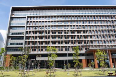 Modern ofis binasının yenilikçi mimari tasarımı şehir fotoğrafçılığının çalışma alanları için gündüz estetik cazibesi