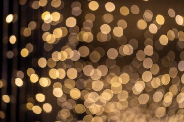 Büyüleyici Bokeh ışıkları kapalı mekanda sıcak ortam yaratıyor. Fotoğraf örtüsü, yakın çekim görsel sanatçılık.