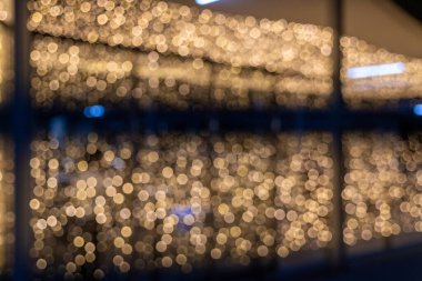 Şenlikli tatil ışıkları kentsel alan gece fotoğrafçılığı rahat atmosfer yakın çekim görüntü kutlaması konseptini göstermektedir.