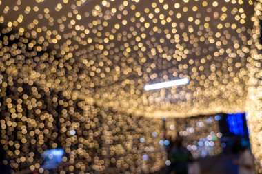 Şehir merkezinin ışıklandırmasının kutlamaları. Akşam ortamı. Yakın çekim, tatil ruhu ve merak.