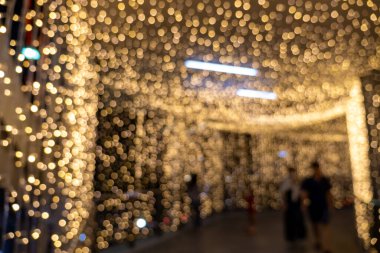 Şenlikli ışıklandırma kentsel alışveriş merkezi dekoratif kurulum gece ortamı yakın çekim tatil ruhu