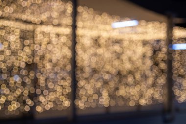 Şenlik ışıkları şehir sokak fotoğrafçılığını gösteriyor. Gece yakın plan çekimleri tatil dekorunun büyüsünü yakalıyor.