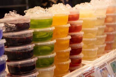 Coşkulu jelatin tatlılar yerel pazar yiyecek fotoğrafçılığını renkli çevre görüşünü tat meraklıları için aşçılık sanatını sergiliyor