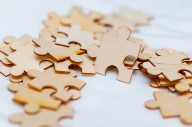 İş stratejisi ofis alanının bulmaca parçaları görsel içerik işbirlikçi çevre yakın görünüm problem çözme kavramı