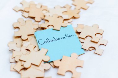 İş işbirliği stratejisi ofis alanı görsel içerik yaratıcı çevre yakın görünüm takım çalışması dinamikleri Seo etkisi için