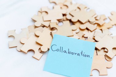 İş stratejisi bürosunda işbirliği yapboz parçaları oluşturma yaratıcı çevre yakın çekim takım çalışması konsepti başarı için