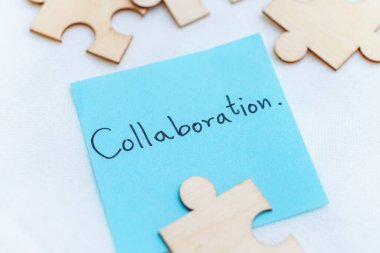 İş stratejilerinde işbirliği yaratıcı çalışma alanı yakın görünüm takım çalışması, takım ruhunu vurgulayan mavi notayı kavramsallaştırır