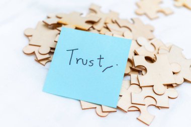 İşletme güveni oluşturmak kurumsal çevreye olan güven parçalarını analiz etmek