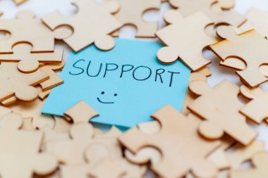 Yapboz parçaları ofis ile iş desteği artırılıyor Görsel içerik parlak çevre yakın işbirliği konsepti ayarlanıyor