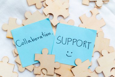 İş desteğinde işbirliği yaratıcı çalışma alanı görsel içerik ilham verici çevre iyimser bakış açısı takım çalışması kavramı