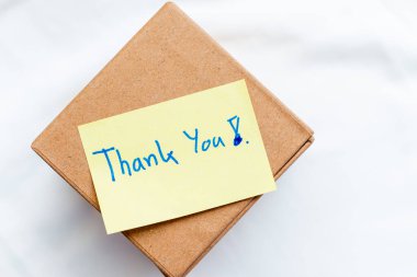 Ticarette minnettarlık düşünceli bir paket ev ofisinden hediye içerik minimalist çevre yakından görüş takdir kavramı