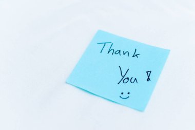 Mavi yapışkan blokhane hakkında teşekkür ederim. Kişisel jest, çevre temizliği, iş dünyasında takdir kavramı.