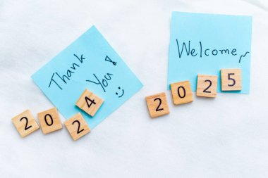 Yeni yıl yansımaları ve gelecekteki hedefler ofis masası iş planlama kapalı alan yakın görüş motivasyon ve büyüme