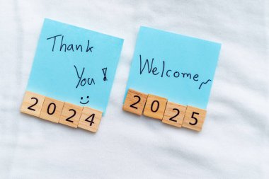 İş yeri geçiş ofisi için yeni yılın tebrikleri. Görsel mesaj belirleme. Parlak çevre yakın görünüm değişim kavramı.