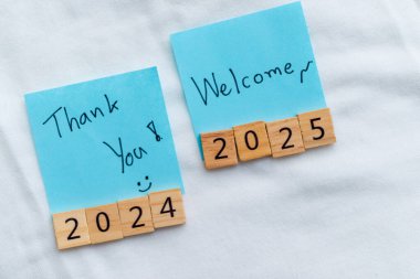 İş hedefleri 2024-2025 ofis alanı not alan minimalist çevre yakın görünüm zaman yönetimi kavramları