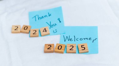 İş yılı sonu yansımaları ve yeni başlangıçlar ofis masası 2025 için parlak alan yakın plan planı