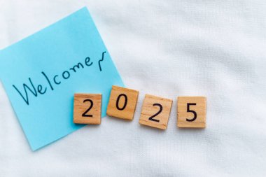 Yeni yıl iş hedefleri 2025 ofis motivasyon içeriği belirleme parlak çevre yakın görünüm başarı planlama