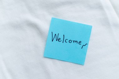 İş hayatına hoş geldin notu. Kişisel temas. Minimalist çevre görüşü konukseverliği.