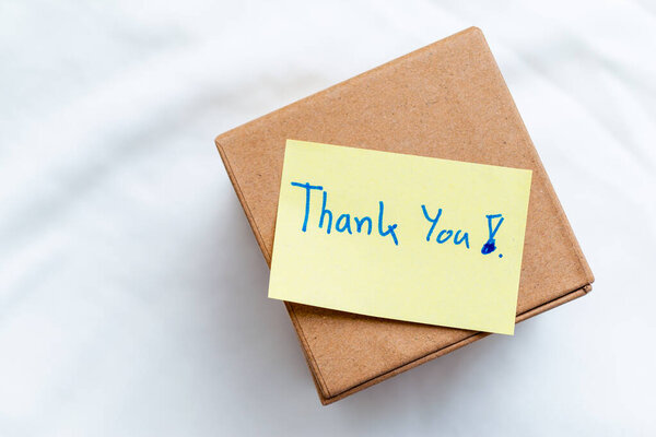 Доставка бизнес-пакета с благодарностью обратите внимание, домашний офис фотография крупным планом концепция благодарности