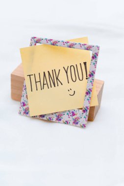 Teşekkürler ofis masası motivasyon mesajı minimalist yakın çekim iş değerlendirmesi konsepti