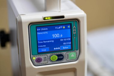 Tıbbi ekipman hastane teknolojisi cihaz klinik olarak yakın çekim hasta bakımı ayarlıyor