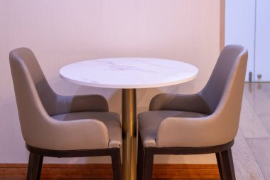 Sıcak ve rahat bir yer için modern apartman tasarımı.