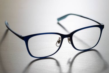 Minimalist fotoğrafçılık stili ve işlevselliğin birleşiminde yenilikçi gözlük