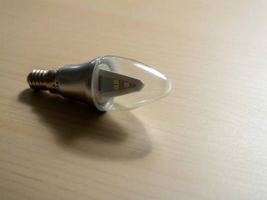 Ampul kurulumuna öncülük eden ev ürünü vitrini kapalı mekanda yakın çekim enerji verimliliği