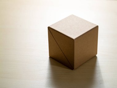 Yaratıcılığın karton kutusunu ahşap masa minimalist düzenine yerleştirmek