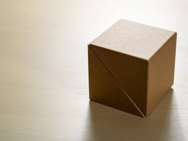 Yaratıcı ambalaj tasarım stüdyosundaki minimalist çalışma alanına yakın perspektif