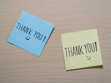 Teşekkürler notlar ev içi görsel iletişim kapalı kapılar ardında minnettarlık konsepti.