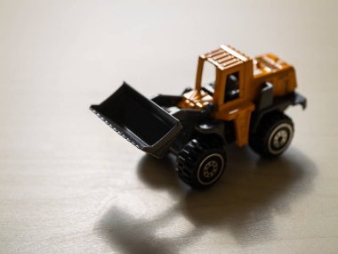 İnşaat oyuncağı buldozer oyun zamanı ev yapımı fotoğraf kapalı mekanda yakın plan hayal gücü